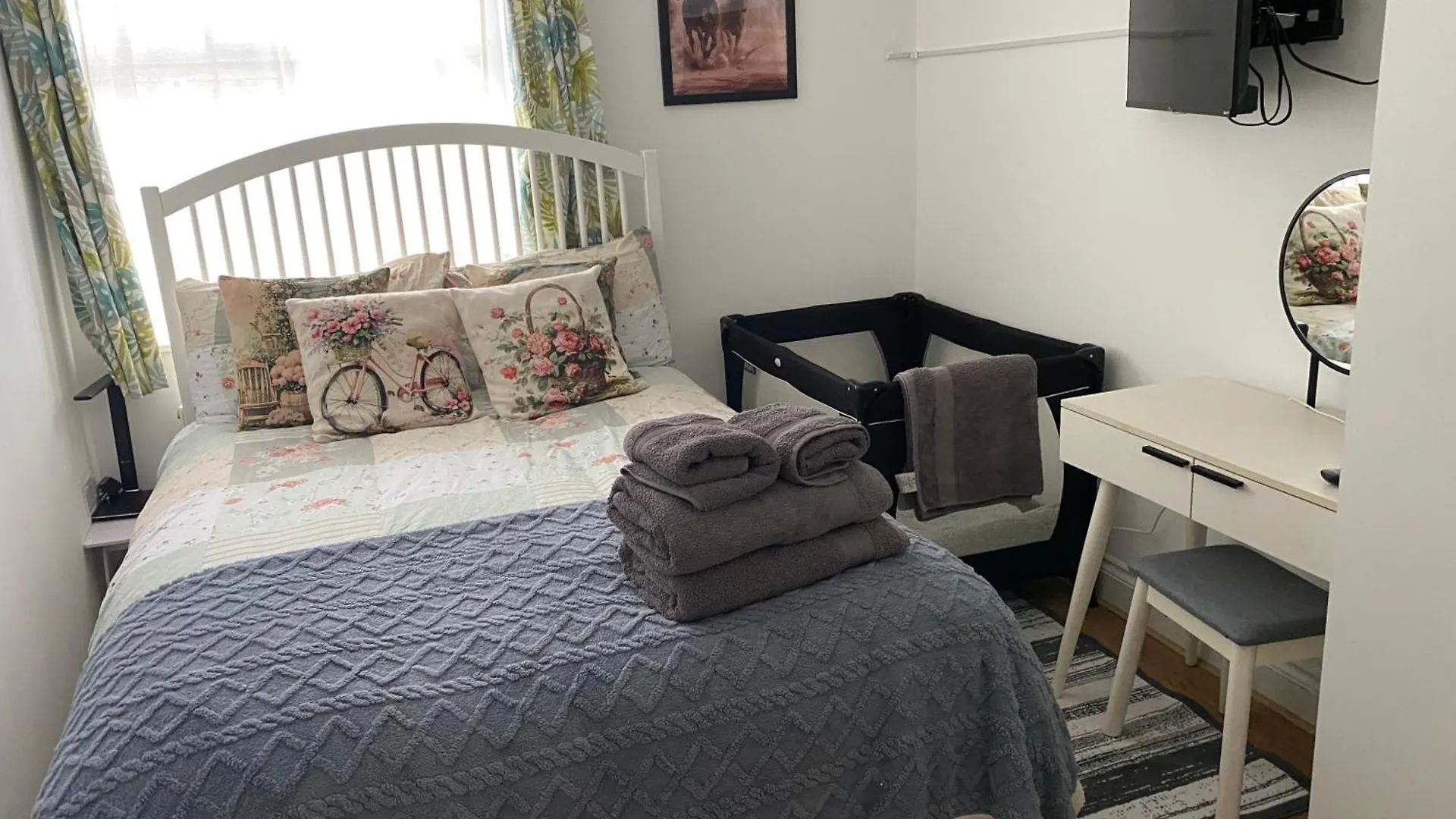 Slough - Sleeps 3 - Petfriendly - Riverside - Bay