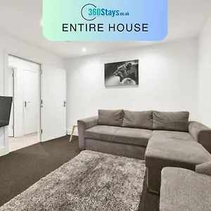 Apartment Rochfords Serviced House With 5 Bedrooms, 4 Bathrooms Up To 8 Beds By 360stays, Slough